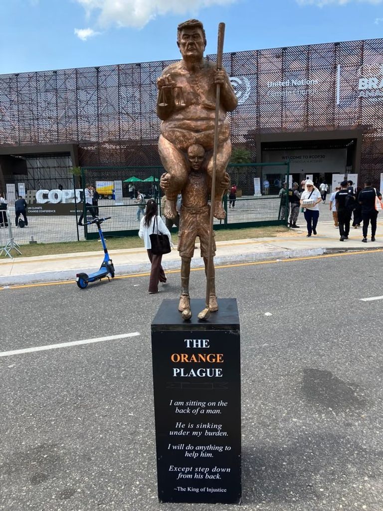 تمثال «الطاعون البرتقالي» - الغارديان تمثال «الطاعون البرتقالي» - أ ف ب