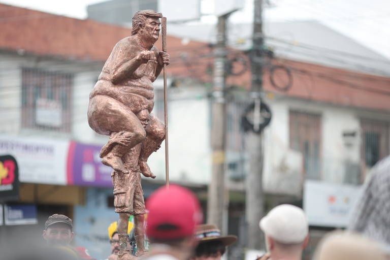 تمثال «الطاعون البرتقالي» - أ ف ب