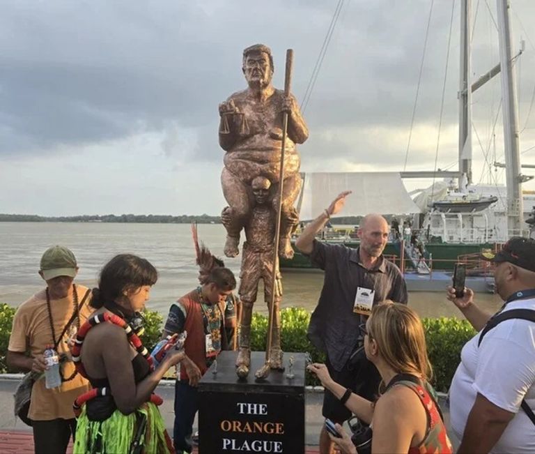 تمثال «الطاعون البرتقالي» - أ ف ب