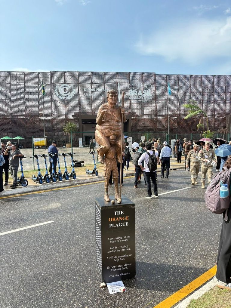 تمثال «الطاعون البرتقالي» - أ ف ب