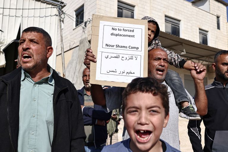  سكان مخيم نور شمس للاجئين بالقرب من طولكرم