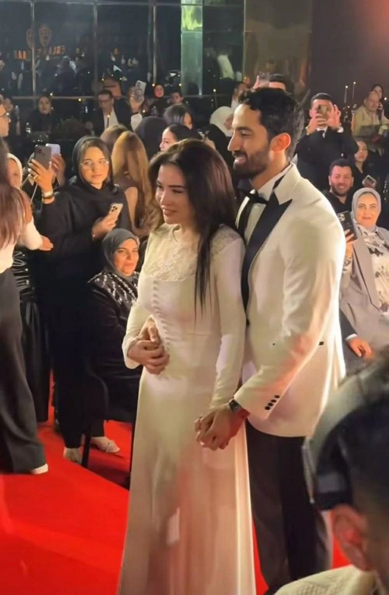 مي عزالدين رفقة زوجها أحمد تيمور 