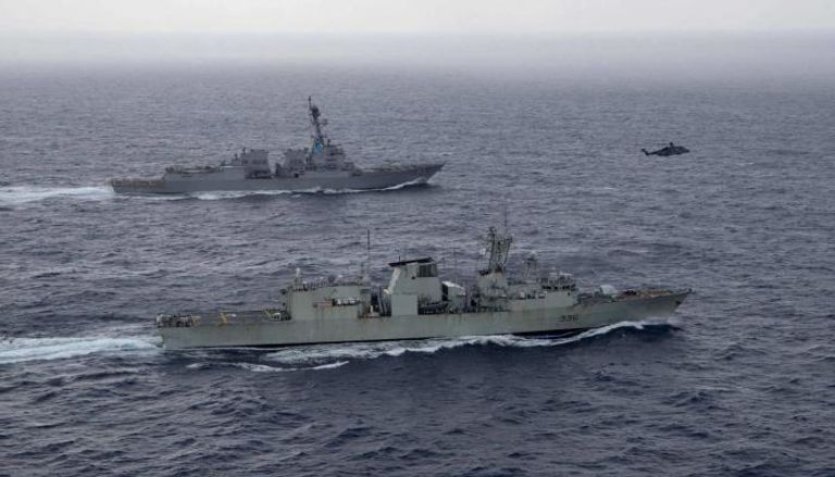 سفينتان حربيتان صينيتان وتحلق قربهما مروحية