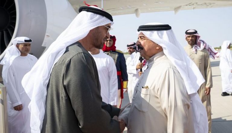 رئيس دولة الإمارات يصافح العاهل البحريني خلال لقاء سابق - وام
