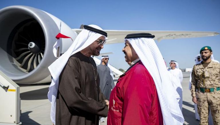رئيس دولة الإمارات يصافح العاهل البحريني - وام