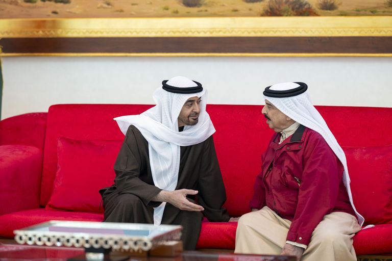 رئيس دولة الإمارات يصافح العاهل البحريني - وام