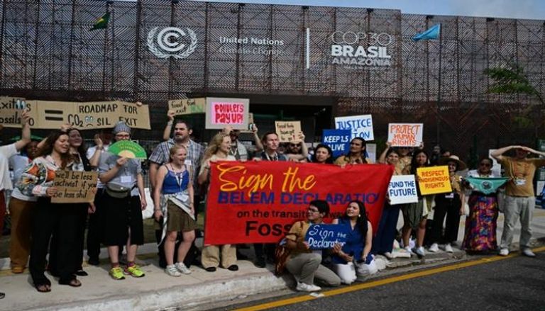 نشطاء في مظاهرة خلال COP30 - أ ف ب