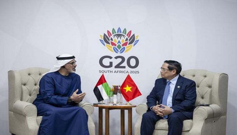 ولي عهد أبوظبي يبحث تعزيز التعاون مع رئيس وزراء فيتنام