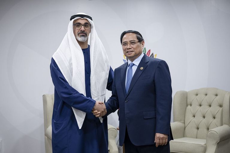 ولي عهد أبوظبي يبحث تعزيز التعاون مع رئيس وزراء فيتنام