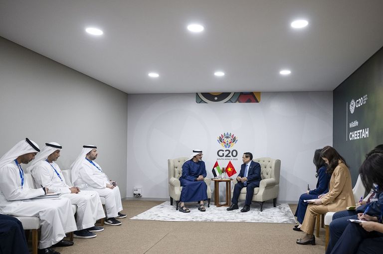 ولي عهد أبوظبي يبحث تعزيز التعاون مع رئيس وزراء فيتنام