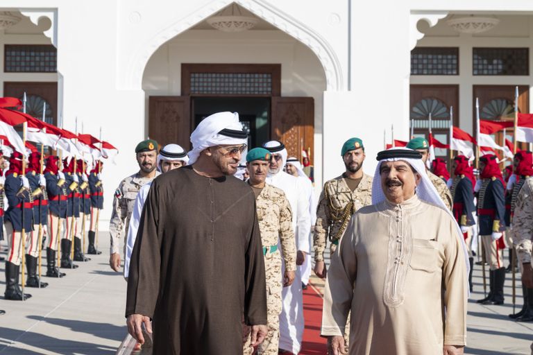 محمد بن زايد وعاهل البحرين يشهدان التمرين المشترك «ربدان – شويمان»