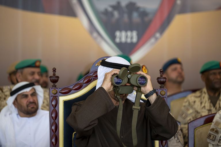 محمد بن زايد وعاهل البحرين يشهدان التمرين المشترك «ربدان – شويمان»