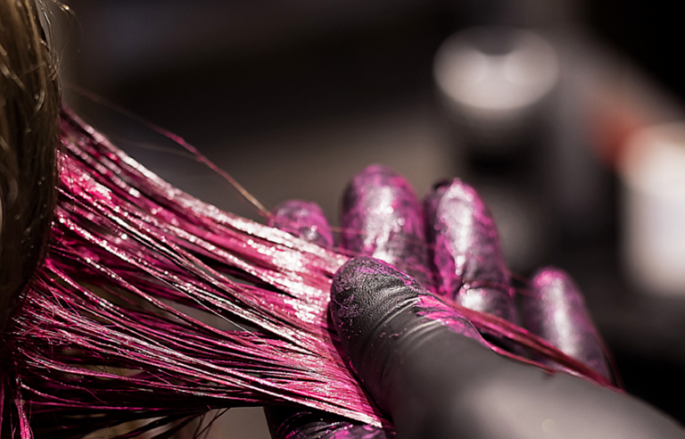 تحذيرات طبية من صبغات الشعر الدائمة