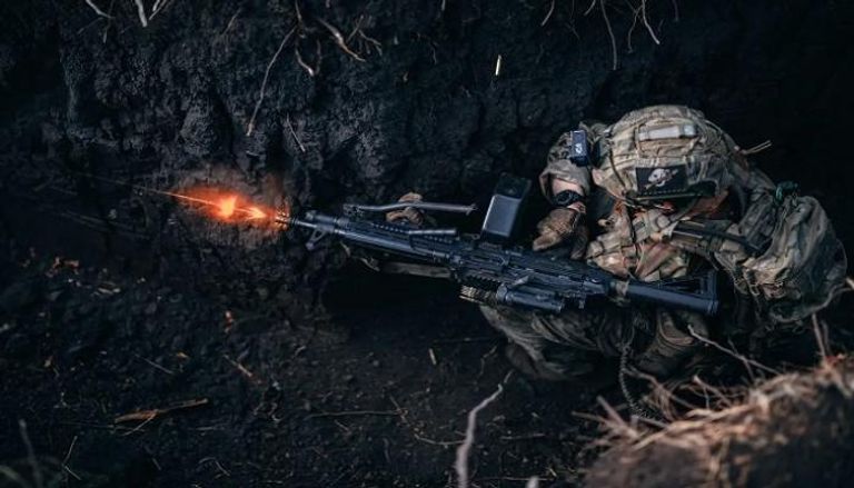 جندي أوكراني يطلق النار