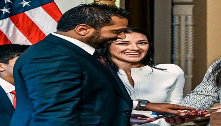 كاش باتيل مع صديقته أليكسيس ويلكنز