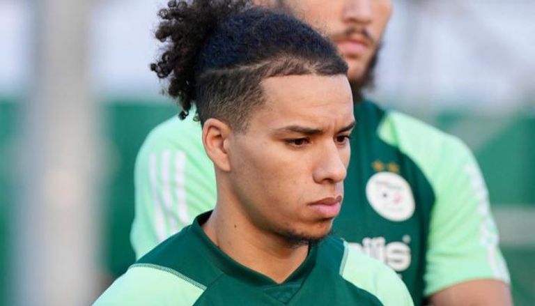 قبال لاعب منتخب الجزائر