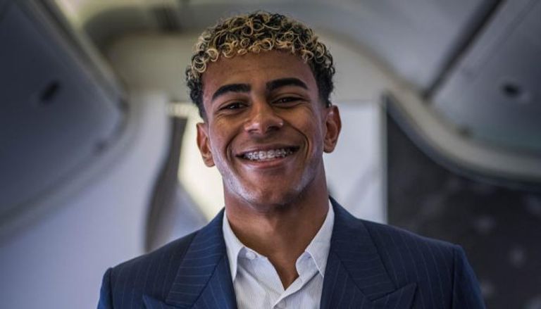 لامين يامال في رحلته إلى لندن