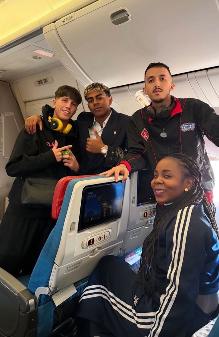 لامين يامال ووالدته وابن عمه وصديقه