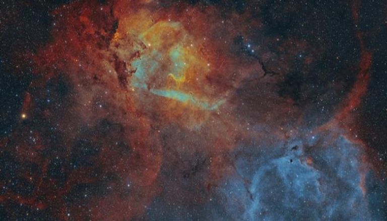 السحب النجمية تتحول إلى أسد غاضب في صورة فلكية مذهلة