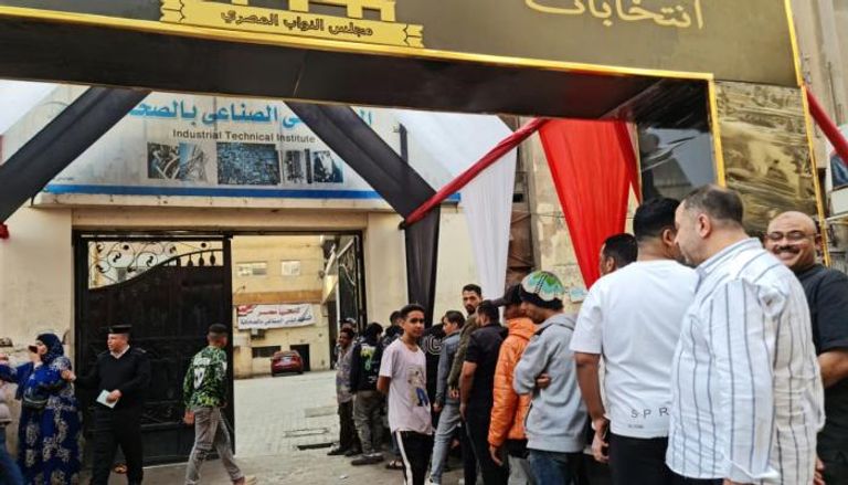 ناخبون مصريون أمام إحدى اللجان الانتخابية بالمرحلة الثانية
