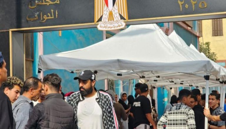 ناخبون مصريون أمام إحدى اللجان الانتخابية بالمرحلة الثانية