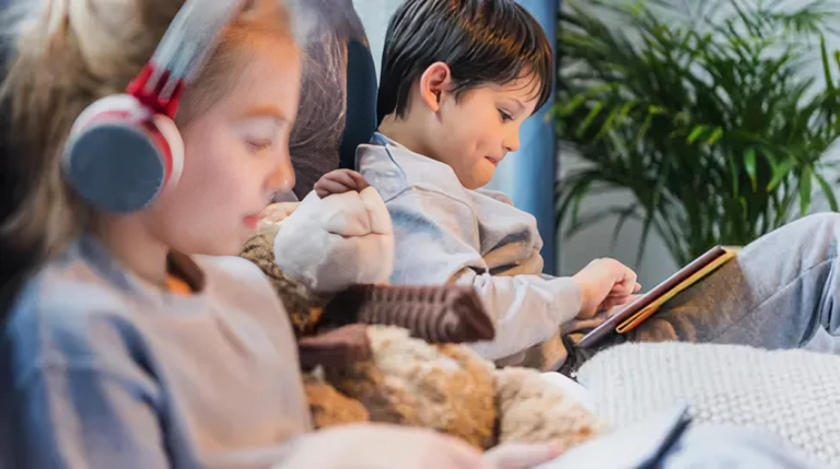 حظر استخدام وسائل التواصل الاجتماعي للأطفال - تعبيرية