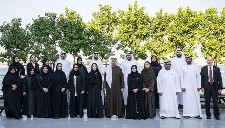 الشيخ محمد بن زايد آل نهيان يتوسط وفد الوزارة