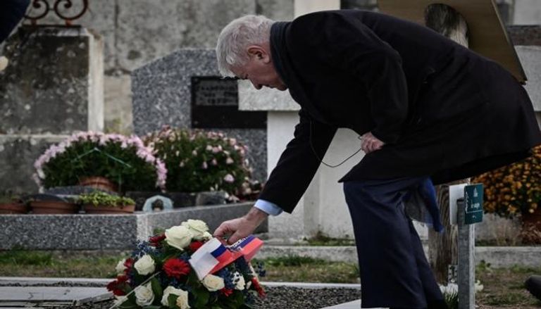 سفير روسيا في فرنسا خلال زيارة المقبرة