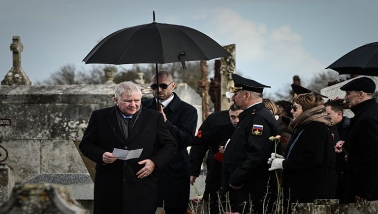 سفير روسيا في فرنسا خلال زيارة المقبرة
