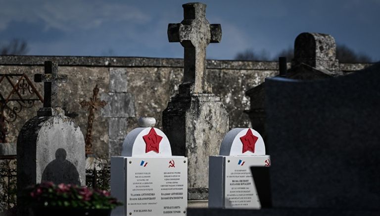 سفير روسيا في فرنسا خلال زيارة المقبرة