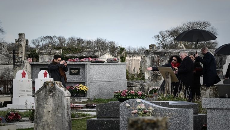 سفير روسيا في فرنسا خلال زيارة المقبرة