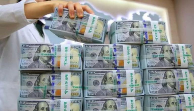 حزم أوراق نقدية من عملة الدولار الأمريكي