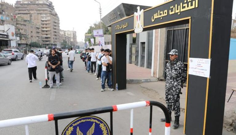 ناخبون مصريون أمام إحدى اللجان الانتخابية 
