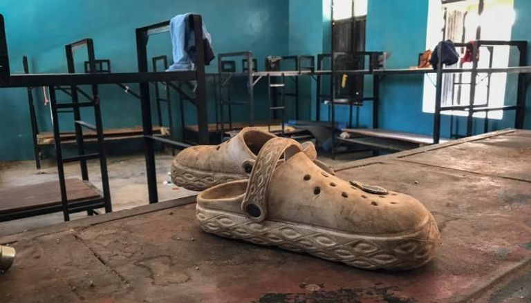 زوج أحذية داخل سكن طلابي بالمدرسة الكاثوليكية