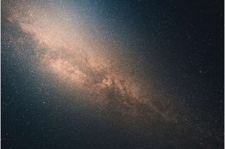 الكون يتمدد أسرع من الضوء