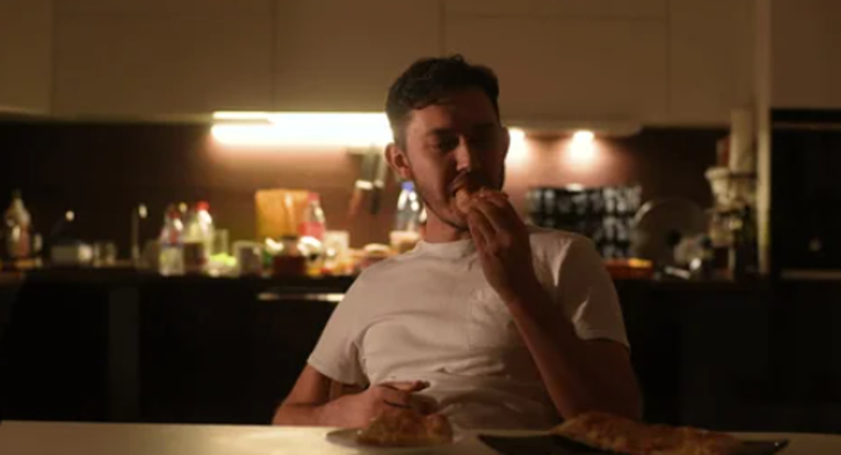 تناول الطعام وحيدا يؤثر سلبا على الصحة العقلية والجسدية