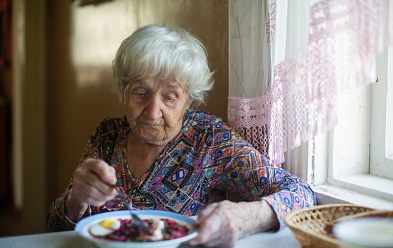 تناول الطعام وحيدا يؤثر سلبا على الصحة العقلية والجسدية