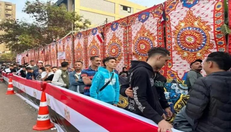 ناخبون يصطفون أمام إحدى لجان الاقتراع