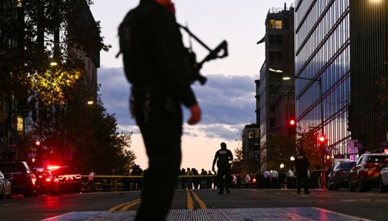 ضباط شرطة يقومون بتأمين مكان إطلاق النار