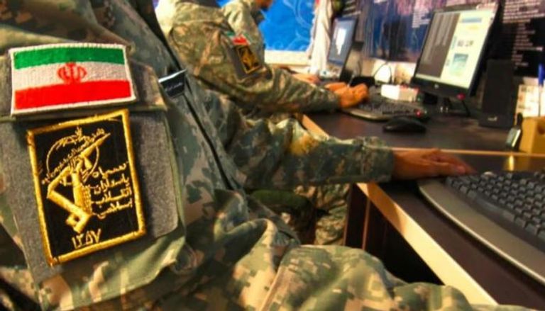 أعضاء من الحرس الثوري يعملون في محطات كمبيوتر (يديعوت أحرونوت)