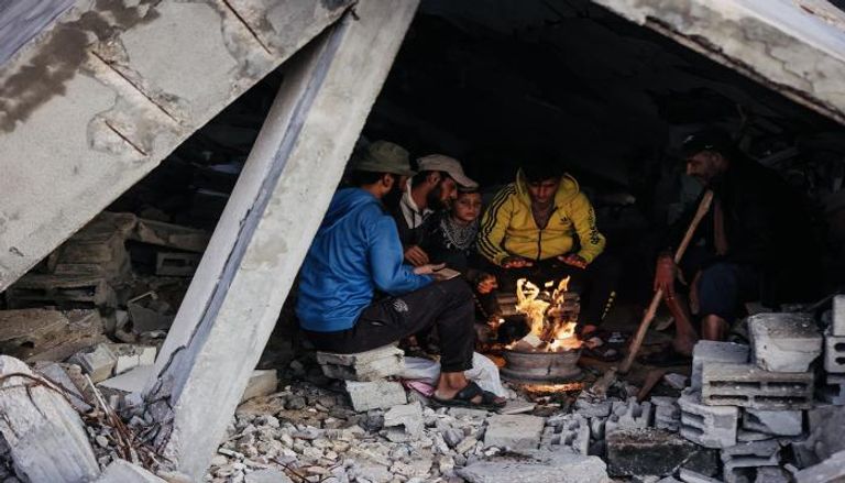 البرد يزيد أعباء النازحين في غزة- أ ف ب