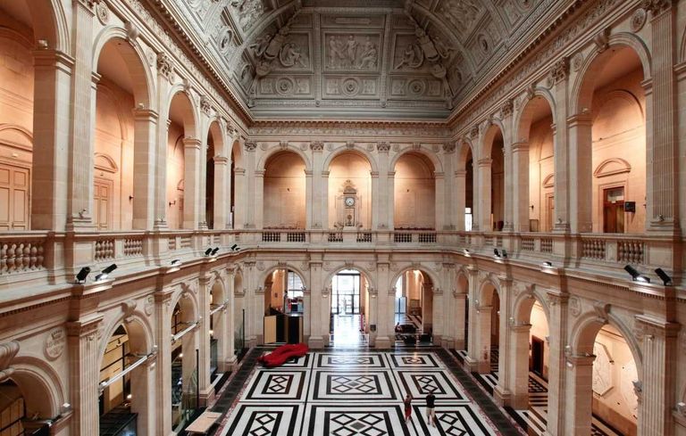 مزاد مرسيليا يعرض مقتنيات مرهونة ثمينة