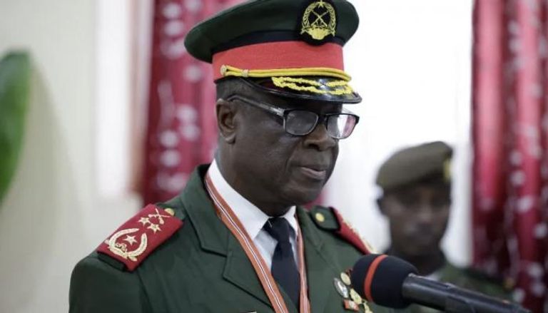 الجنرال هورتا نتام (يمين) خلال حفل تنصيبه رئيسًا للمرحلة الانتقالية 