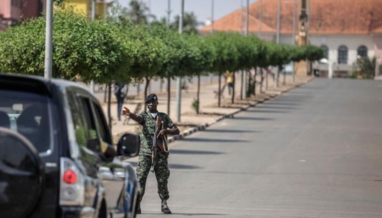 جندي يمنع سيارة من التقدم بمحيط قصر الرئاسة