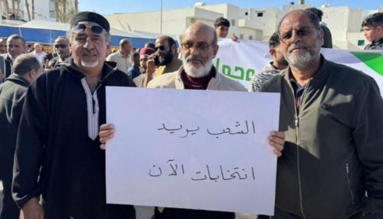 ليبيون خلال مظاهرات تدعو لإجراء انتخابات في البلاد