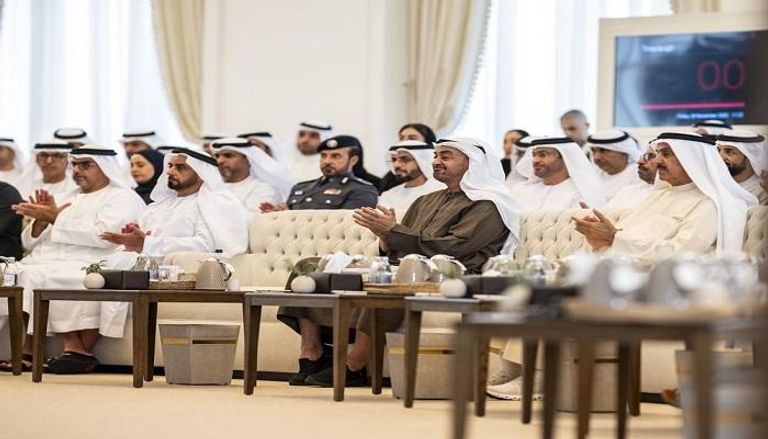 الشيخ محمد بن زايد آل نهيان رئيس دولة الإمارات يشهد جلسة حول «الذكاء الاصطناعي»