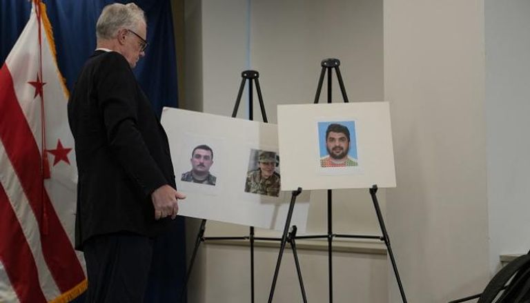 مسؤول أمريكي ينظر لصور ضحايا الهجوم ومنفذه