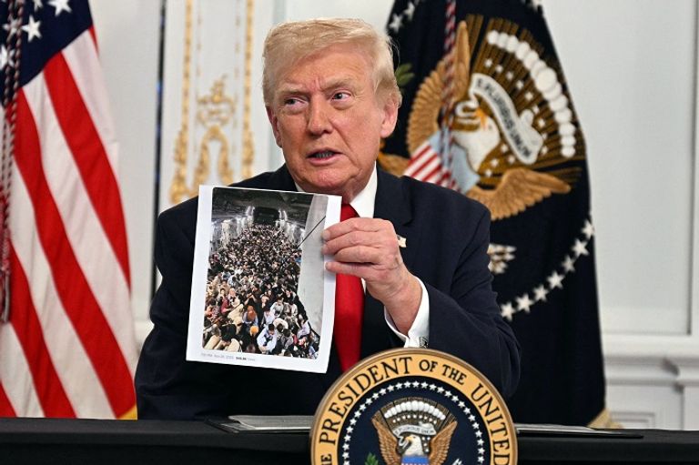 مسؤول أمريكي ينظر لصور ضحايا الهجوم ومنفذه