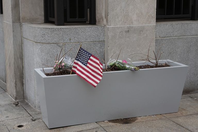 مسؤول أمريكي ينظر لصور ضحايا الهجوم ومنفذه