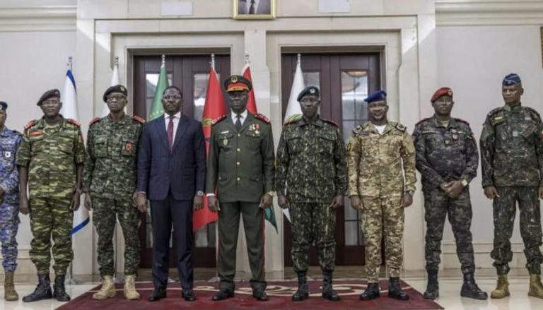 رئيس الوزراء الجديد إيليديو فييرا تي (الرابع من اليسار)